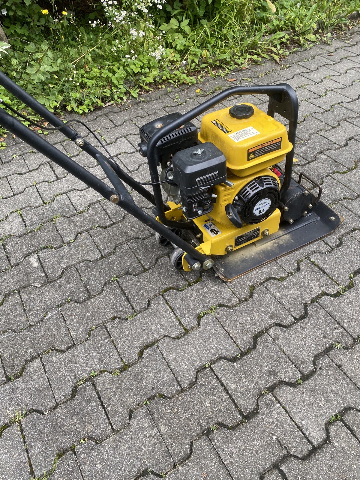 Rüttelplatte · Benzin - Big Air Bau