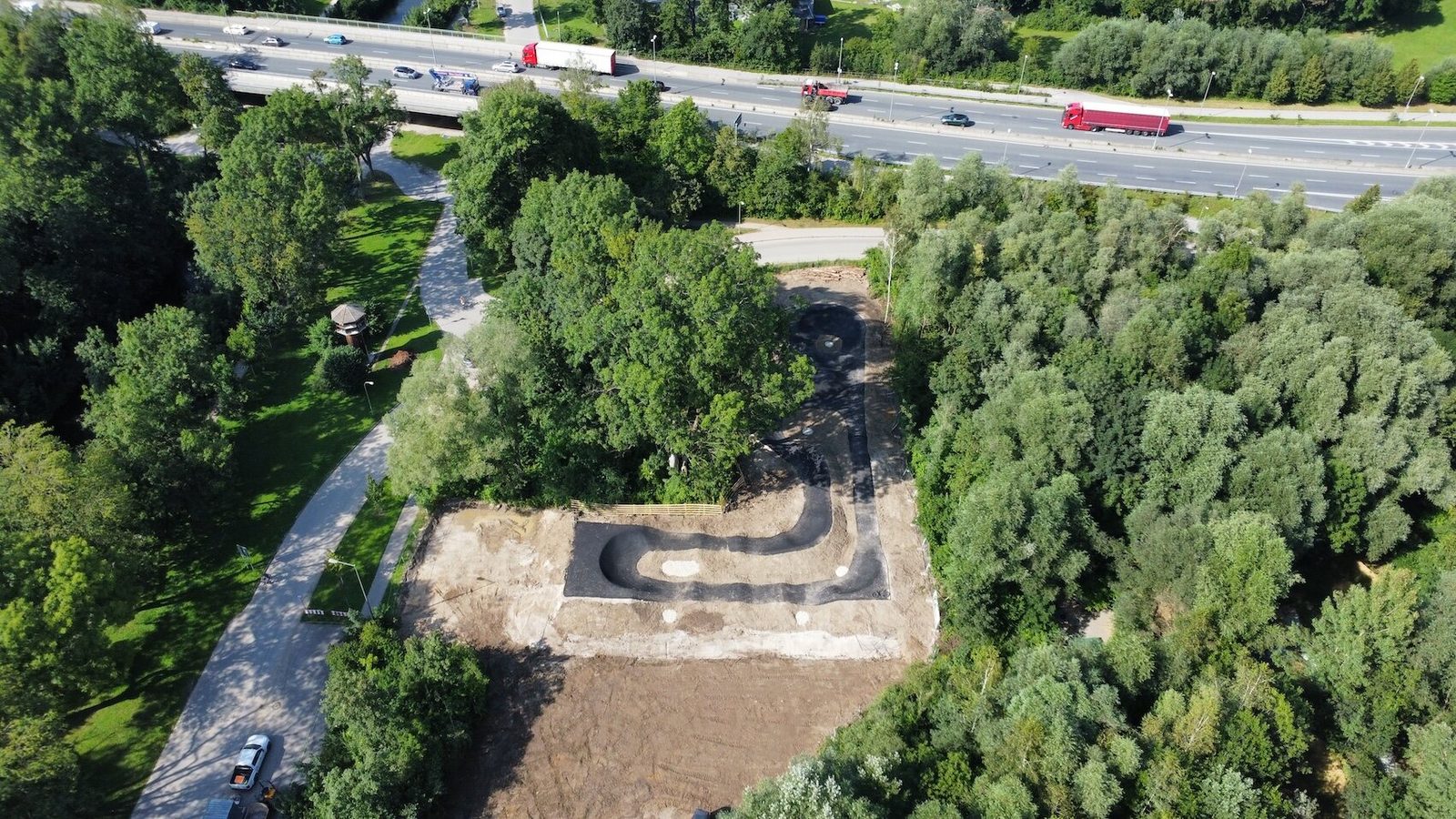 Fahrer auf dem Pumptrack Augsburg