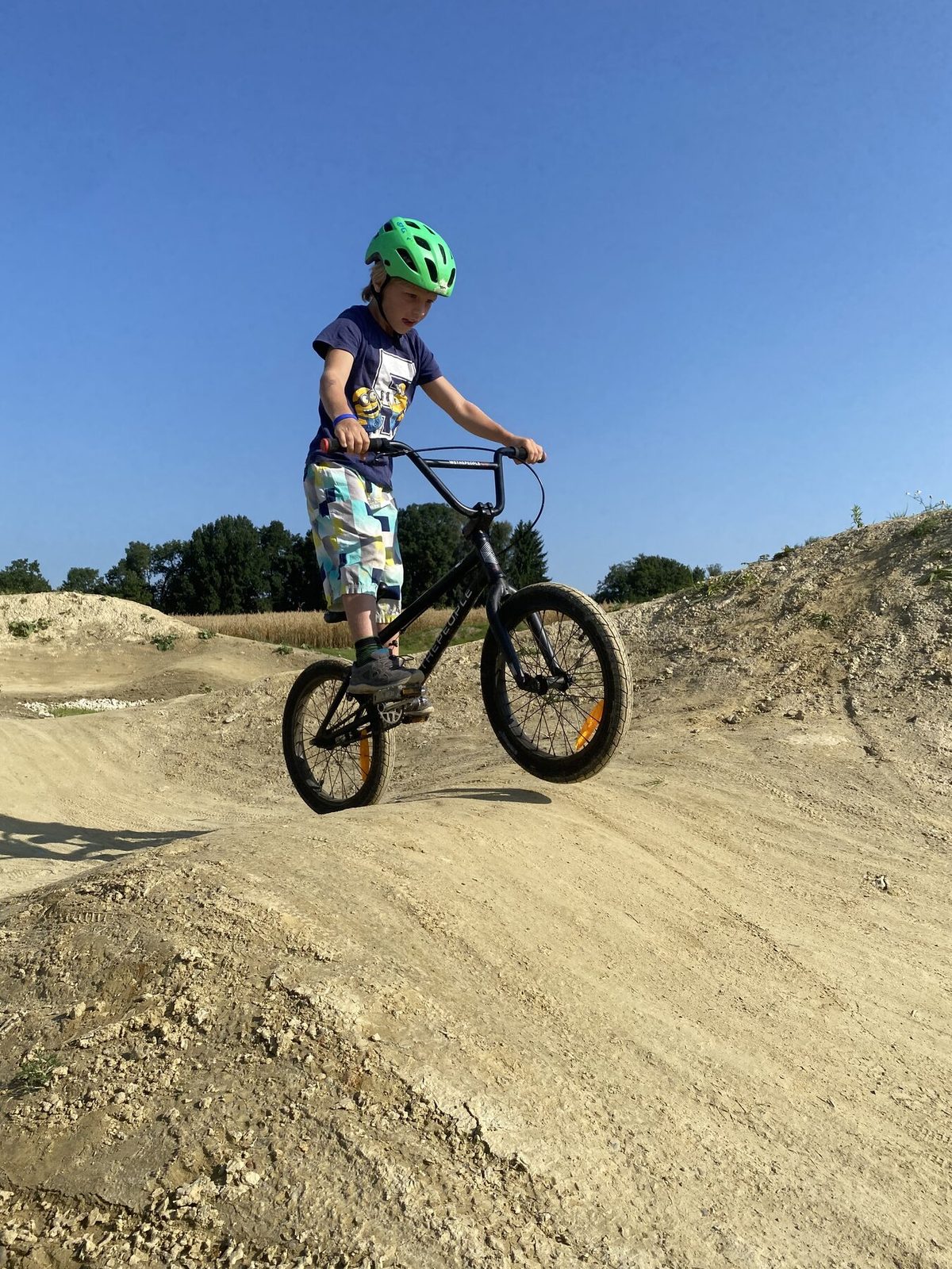 Kind auf einer Big Air Anlage