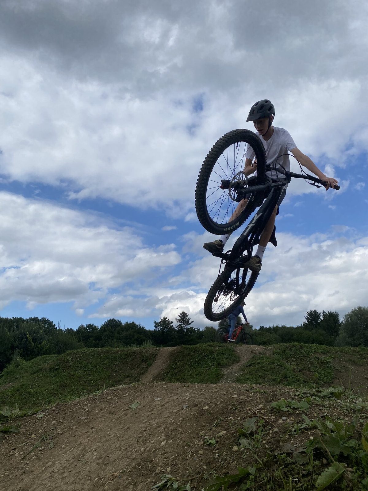 Jugendlicher auf einer Big Air Anlage